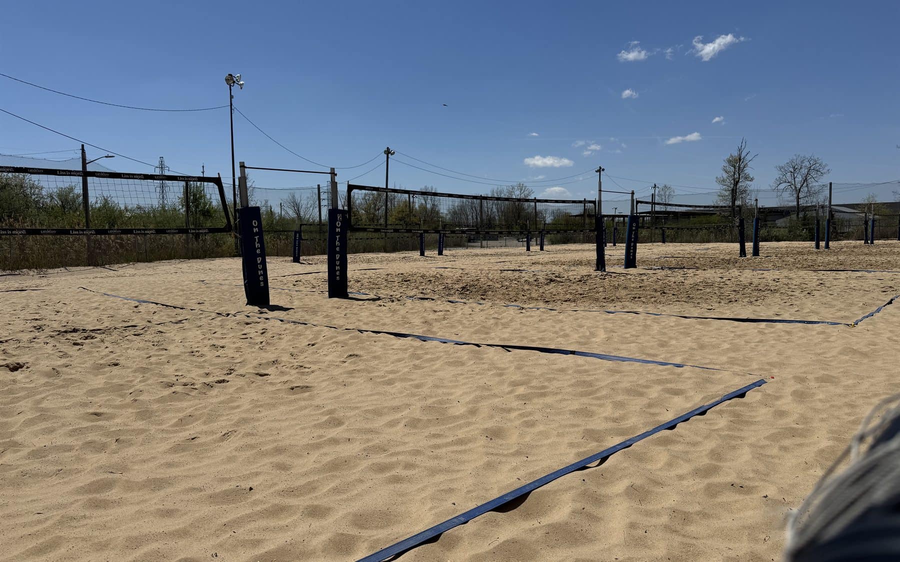 Voleibol de arena at On The Dunes Sports Bar