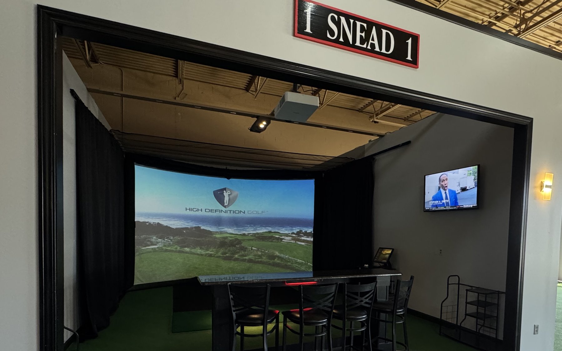 Simuladores de golf at On The Dunes Sports Bar